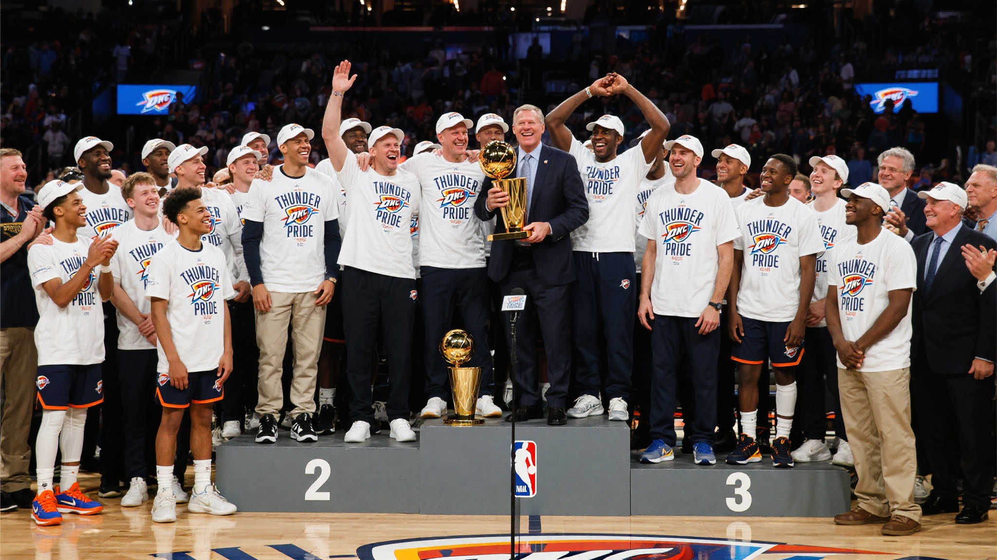 作为精彩片段之一，总决赛现场颁发冠军奖杯环节，不仅