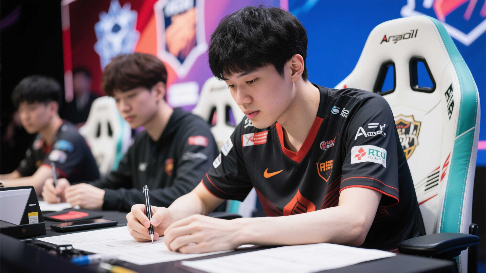 杨瀚森现身纽约选秀日,林葳缺席或无缘夏季联赛 此外,他以冷静且谦逊态度处理个人工作,相较一些同期